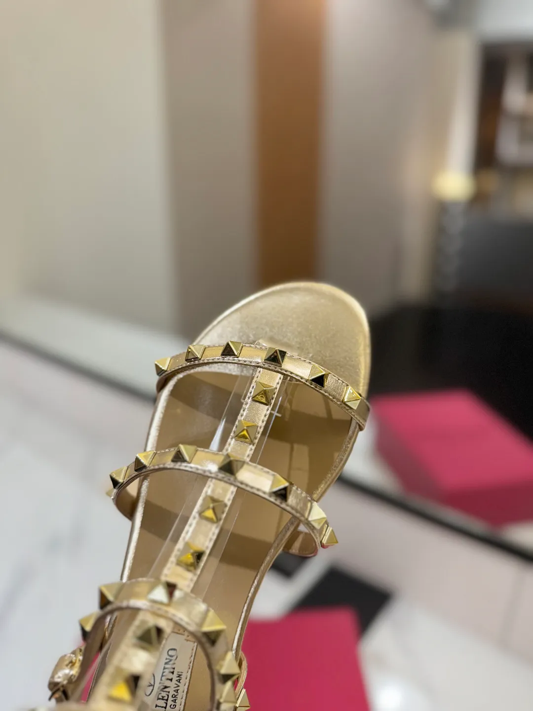 👟👟Ex-factory price 520👟👟 Valentino/Valentino rivet VT classic ankle-wrap rivet sandals, timeless 🆕 deeply rooted in people's hearts❤️A must-have item that never goes out of style🫰top replica! The side curves are perfect, the original molded custom-made rust-free rivets, and the textured hardware bring out a full sense of high-end, giving you a genuine foot feel! The first choice for high-end customers❤️ [Material] Upper: Original imported customized cowhide Inner lining: Original imported goatskin Outsole: Imported pearlescent leather outsole Code number: 35-39 [34, 40, 41, 42 are custom-made and cannot be returned or exchanged]